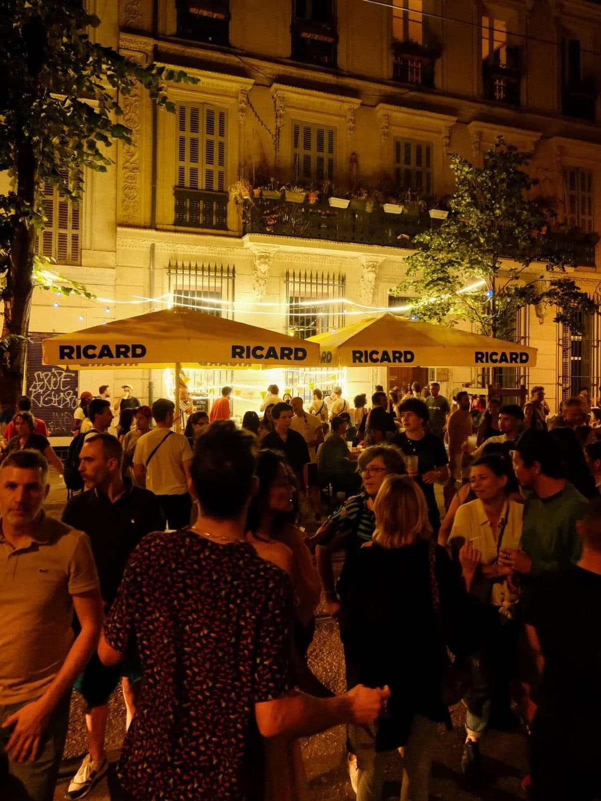 Le boulevard Longchamp un soir de fête, devant les parasols et la façade du Longchamp Palace.