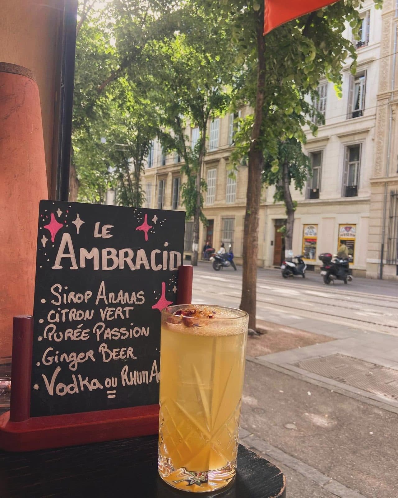 Un cocktail et son ardoise sur la terrasse du Longchamp Palace, boulevard Longchamp.